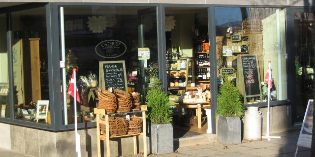 Osteriet Vejle bygning front af butik i solen