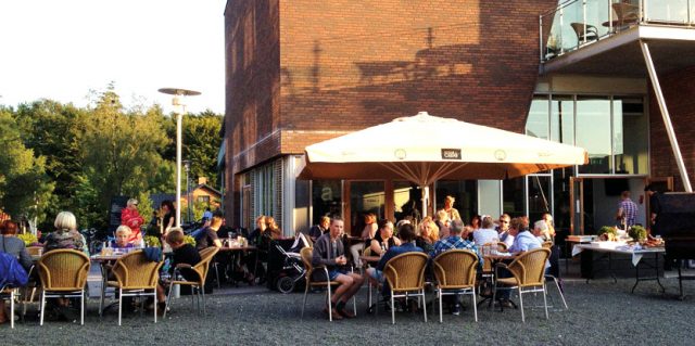 Byens Café bygning udenfor i sol aften